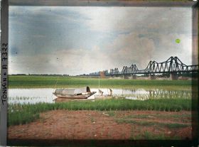 Image représentant Des rizières et un sampan au bord du Fleuve Rouge, près du pont Doumer