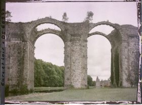 Image représentant Les vestiges de l'aqueduc dans le parc du château de Maintenon