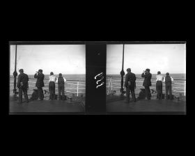 Image représentant Passagers observant la mer