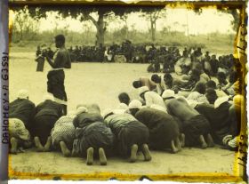 Image représentant Louanges aux anciens rois d'Abomey : le kpanligan narre les exploits des rois défunts en rythmant le récit à l'aide de l'instrument dont il porte le nom