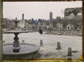 Image représentant L'Hôtel de ville et la fontaine, place de l'Hôtel de ville