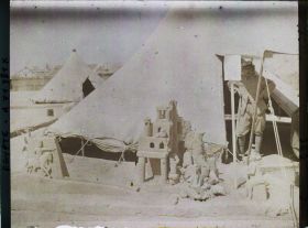 Image représentant Un soldat devant sa tente dans le camp de Ferry Post