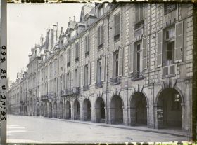 Image représentant Un côté de la place des Vosges