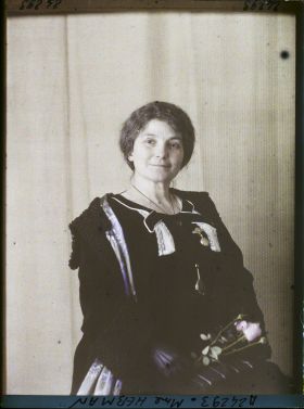 Image représentant https://musee-albert-kahn.s-museum.fr/home/NWQ2OTAwYzNmYjZlZTk1ZWQwODJmMjY4L2dlbmVyaWMtbm90aWNlLXRhYi9hdXRob3JpdHkvNjE3YTc5ZjVjZjhiODk2OGIzMzM3ZDIx/5d6900c3fb6ee95ed082f268/generic-notice-tab/authority/617a79ebcf8b8968b3336ee5 Madame Hebmann