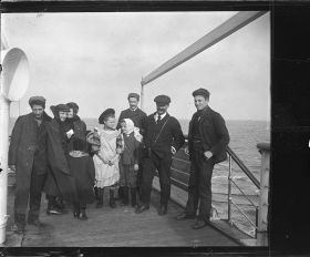 Image représentant Groupe de passagers des 2emes classes posant pour le photographe