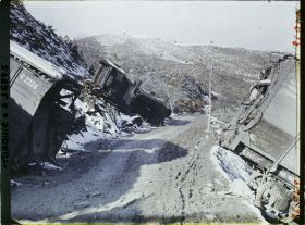 Image représentant Turquie, Entre Karakeui et Biledjik, Locomotive précipitée sur la route