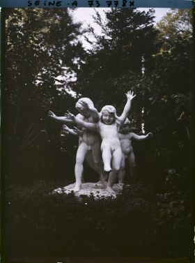 Image représentant L'Exposition des arts décoratifs, L'Eveil du Printemps ou Groupe d'enfants dansant, Cours-la-Reine