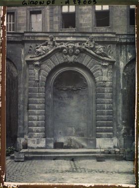 Image représentant Fontaine dite "à congélations", dans la cour intérieure de l'actuel musée des Douanes (Hôtel des fermes du Roi)