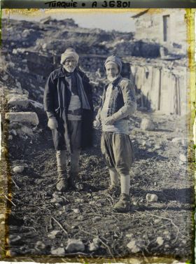 Image représentant Deux vieillards au milieu des ruines