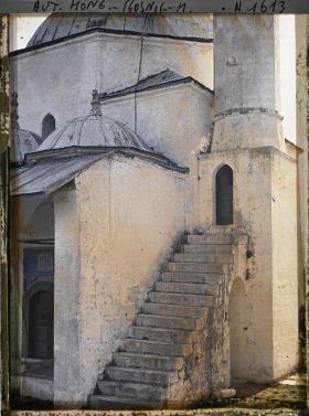 Image représentant La Mosquée: l'escalier du minaret, les coupoles à ornements de pierre