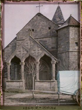 Image représentant France, Andernay, Le porche de l'Eglise d'Andernay, avec voiture à bâche verte
