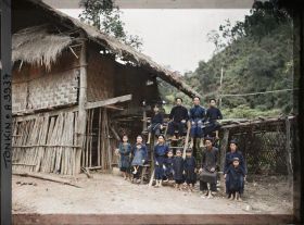 Image représentant Des villageois thaï (thô) près d'une habitation