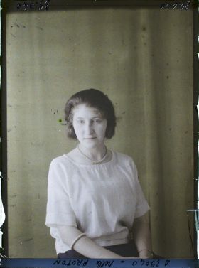 Image représentant https://musee-albert-kahn.s-museum.fr/home/NWQ2OTAwYzNmYjZlZTk1ZWQwODJmMjY4L2dlbmVyaWMtbm90aWNlLXRhYi9hdXRob3JpdHkvNjE3YTc5ZjVjZjhiODk2OGIzMzM3ZDIx/5d6900c3fb6ee95ed082f268/generic-notice-tab/authority/617a79ebcf8b8968b333763a Mademoiselle Proton