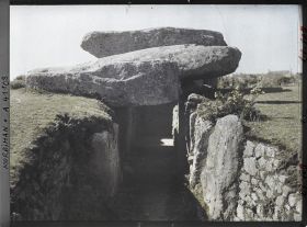 Image représentant Le couloir d'entrée du dolmen de la Table des Marchand