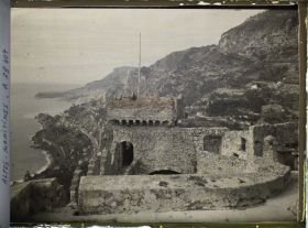 Image représentant Vue panoramique du littoral, en direction de Monaco, depuis le château de Roquebrune