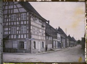 Image représentant France , Dannemarie , Une maison Alsacienne et une rue en enfilade
