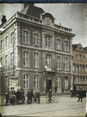 Image représentant Prusse, Düren, Hôtel de Ville avec drapeau Rhénan