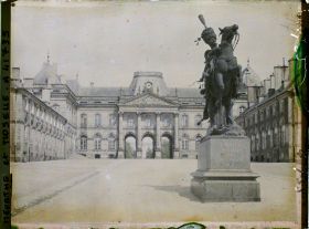 Image représentant France, Lunévile, Le Château et Cour d'Honneur et Statue de Lasalle 1775-1809