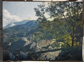Image représentant Turquie, Kariès, Une rue de Kariès et le Mont Athos