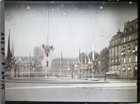 Image représentant La place de l'Hôtel de Ville décorée pour les fêtes de la Victoire des 13 et 14 juillet
