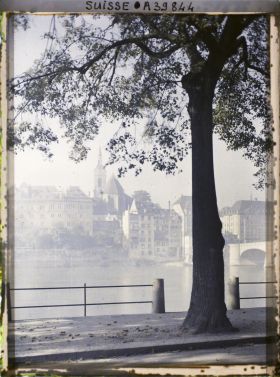 Image représentant Le Rhin, le pont du Milieu et l'église Saint-Martin