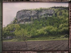 Image représentant France, Les Eyzies, La corniche du versant gauche du vallon de la Beune à l'entrée du vallon de Font de Gome