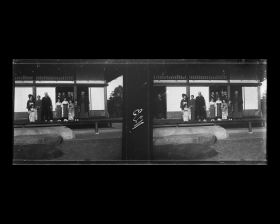 Image représentant Le comte Okuma posant avec ses invités sur l'engawa de sa résidence