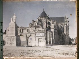 Image représentant France, Soissons, Abside Cathédrale et Monumt aux Morts