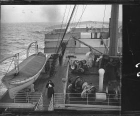 Image représentant Passagère sur la passerelle réservée aux  2emes classes