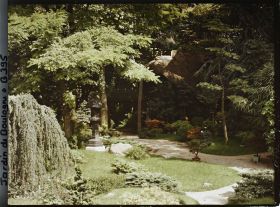 Image représentant Lanterne du " village japonais " proche du jardin anglais