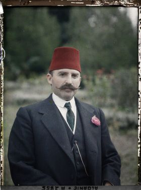 Image représentant Essad Pacha assis