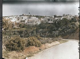 Image représentant La route montant vers le village