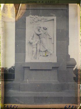 Image représentant Somme, Proyart, Bas relief du monument (Départ du Mobilisé)