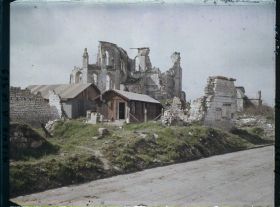 Image représentant France, Guignicourt, Abside et baraques au pied de l'Eglise