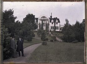 Image représentant Deux membres de la famille Palme devant la villa éponyme