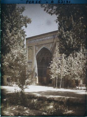 Image représentant Une entrée de la Madreseh Mader-i-Chah, école coranique dite "de la mère du Chah" (1714)