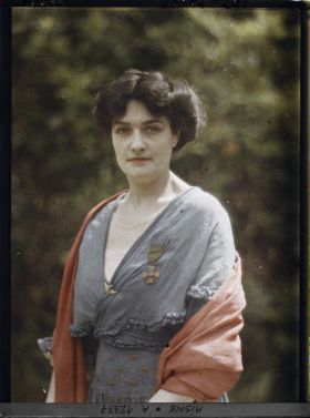 Image représentant Madame Mireille Andrieu, l'épouse du sous-préfet, décorée de la croix de guerre