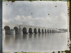 Image représentant Le grand pont de pierre sur le Tigre, entre Mossoul et Ninive