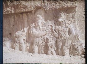 Image représentant Bas-relief sassanide représentant l'investiture de Narseh par la déesse Anahita