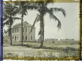 Image représentant Bureaux du port et bateaux arrivant sur le wharf