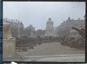 Image représentant Le Cénotaphe en hommage aux morts pour la patrie et les canons exposés pour les fêtes de la Victoire des 13 et 14 juillet place de l'Etoile