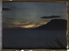 Image représentant La pointe de Monaco, vue à contre-jour dans le soleil couchant