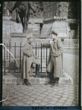 Image représentant France, Reims, Deux Russes devant la Cathédrale