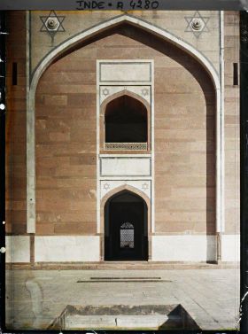 Image représentant L'entrée de la salle funéraire du mausolée de Humayun, encadrée par l'iwan central de la façade sud