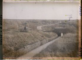 Image représentant Meuse, Thiaumont, Croix érigée par les Survivant du 137e d'Infie et Couloir d'entrée de la Tranchée des Baïonnettes