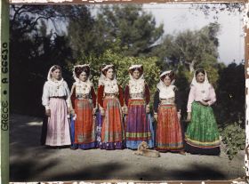 Image représentant Groupe de six femmes Corfiotes en costume