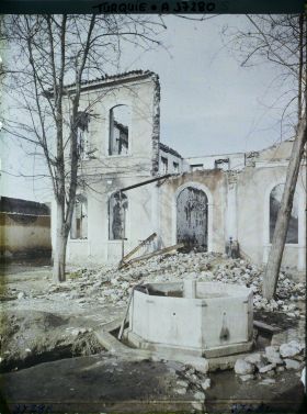 Image représentant Turquie, Cassaba, Ecole de garçons incendiée