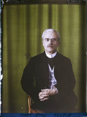 Image représentant Monsieur  https://musee-albert-kahn.s-museum.fr/home/NWQ2OTAwYzNmYjZlZTk1ZWQwODJmMjY4L2dlbmVyaWMtbm90aWNlLXRhYi9hdXRob3JpdHkvNjE3YTc5ZjVjZjhiODk2OGIzMzM3ZDIx/5d6900c3fb6ee95ed082f268/generic-notice-tab/authority/617a79ebcf8b8968b3337124 Paul Lapie