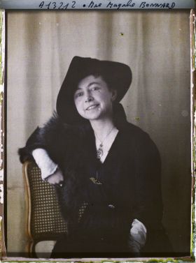 Image représentant Madame  https://musee-albert-kahn.s-museum.fr/home/NWQ2OTAwYzNmYjZlZTk1ZWQwODJmMjY4L2dlbmVyaWMtbm90aWNlLXRhYi9hdXRob3JpdHkvNjE3YTc5ZjVjZjhiODk2OGIzMzM3ZDIx/5d6900c3fb6ee95ed082f268/generic-notice-tab/authority/617a79ebcf8b8968b33368df Magalie Bonnard