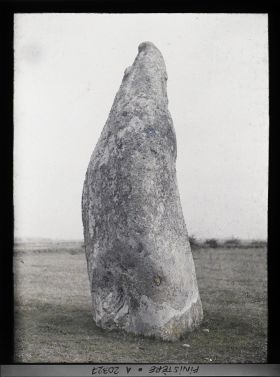 Image représentant Un menhir près de Tronoën